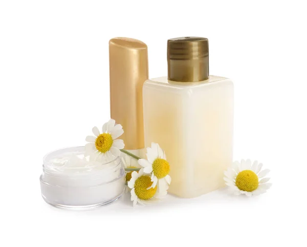 Set Mit Verschiedenen Kosmetikprodukten Und Kamillenblüten Auf Weißem Hintergrund — Stockfoto