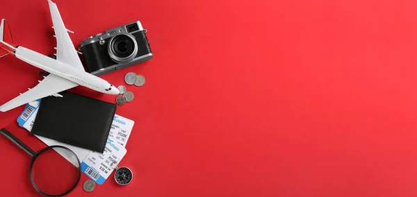 Composición Plana Con Aviones Juguete Artículos Viaje Sobre Fondo Rojo — Foto de Stock