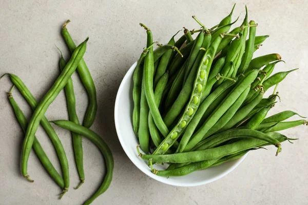 Frische Grüne Bohnen Auf Hellgrauem Tisch Flach Gelegt — Stockfoto