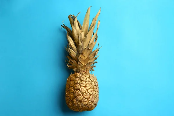 Ananas Dorato Sfondo Azzurro Vista Dall Alto Concetto Creativo — Foto Stock
