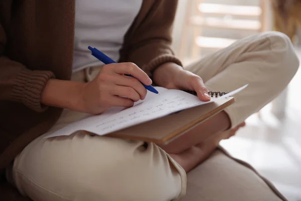 Mujer Escribiendo Carta Mientras Está Sentado Sofá Casa Primer Plano — Foto de Stock