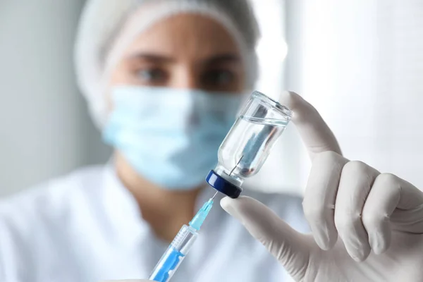 Läkaren Fyller Sprutan Med Medicin Kliniken Fokusera Hand Vaccination Och — Stockfoto