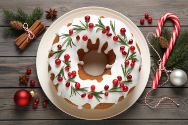 Geleneksel Noel pastası ve ahşap masa süslemeleri ile düz bir kompozisyon.