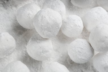 Karda yuvarlak kartopları, düz yatıyordu. Kış aktiviteleri