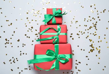 Beyaz arka planda farklı hediye kutularıyla yapılmış Noel ağacı.