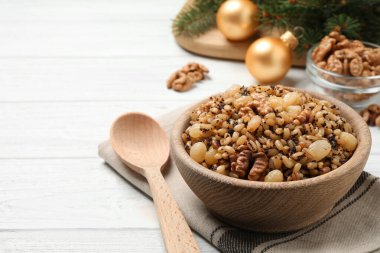 Geleneksel Noel Slav yemeği kutia beyaz tahta masada servis edilir. Metin için boşluk