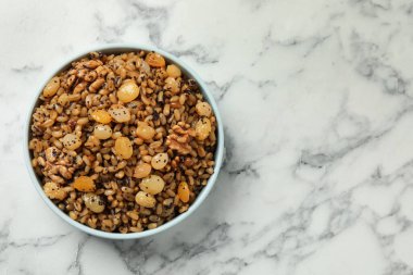 Geleneksel Noel Slav yemeği kutia beyaz mermer masa, üst manzara. Metin için boşluk