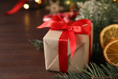 Hediye kutusu ve Noel süslemeleri ahşap masada, metin için yer