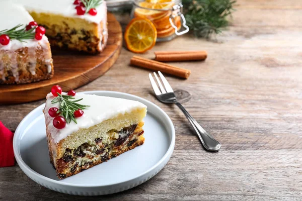 Slice Traditional Christmas Cake Decorated Rosemary Cranberries Wooden Table — Stock Photo, Image