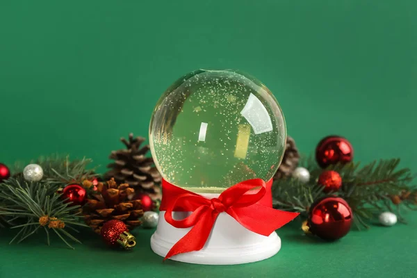 Belo Globo Neve Natal Decoração Festiva Fundo Verde — Fotografia de Stock