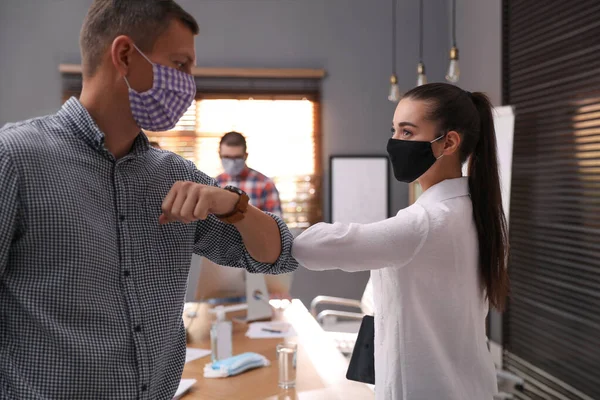 Colaboradores Com Máscaras Protetoras Fazendo Colisão Cotovelo Escritório Saudação Informal — Fotografia de Stock