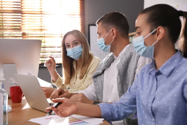Compañeros Con Máscaras Oficina Medida Protección Durante Pandemia Covid — Foto de Stock