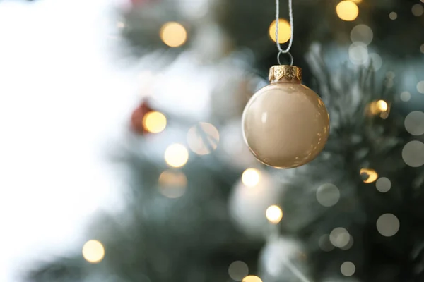 Bela Bugiganga Férias Pendurada Árvore Natal Close Espaço Para Texto — Fotografia de Stock