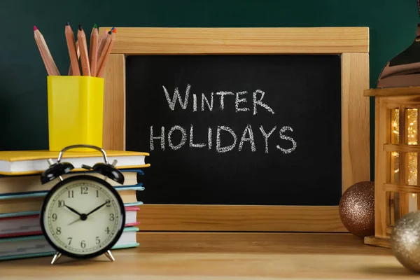 Krijtbord Met Tekst Wintervakantie Schoolbenodigdheden Houten Tafel — Stockfoto