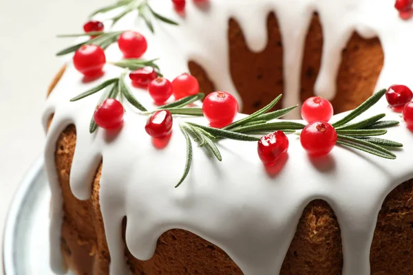 Gâteau Noël Traditionnel Décoré Avec Glaçure Graines Grenade Canneberges Romarin — Photo