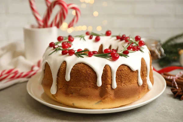 Traditioneller Weihnachtskuchen Mit Preiselbeeren Granatapfelkernen Und Rosmarin Auf Hellgrauem Tisch — Stockfoto