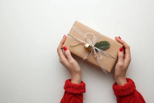 Mujer Sosteniendo Caja Regalo Navidad Sobre Fondo Blanco Vista Superior — Foto de Stock