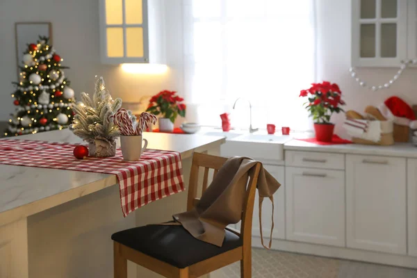 Hermoso Interior Cocina Con Árbol Navidad Decoración Festiva — Foto de Stock