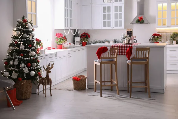 Hermoso Interior Cocina Con Árbol Navidad Decoración Festiva — Foto de Stock