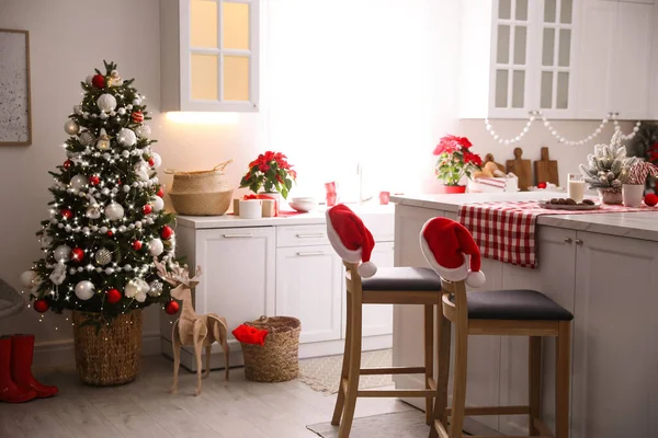 Hermoso Interior Cocina Con Árbol Navidad Decoración Festiva — Foto de Stock