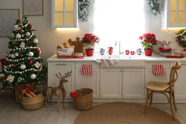 Hermoso Interior Cocina Con Árbol Navidad Decoración Festiva — Foto de Stock