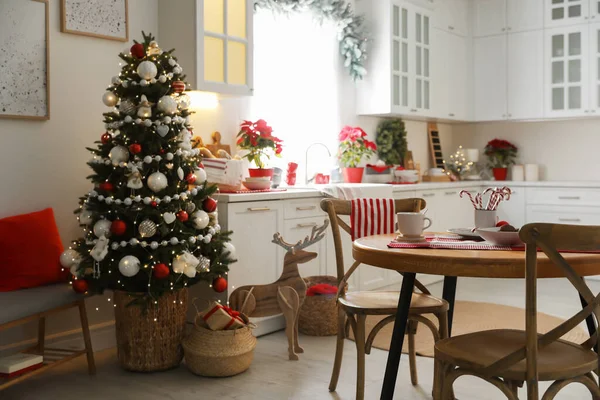 Belo Interior Cozinha Com Árvore Natal Decoração Festiva — Fotografia de Stock