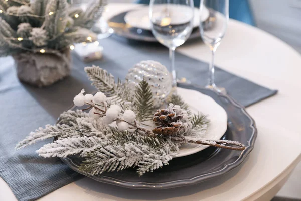 Tisch Mit Geschirr Und Schöner Weihnachtsdekoration Der Küche Innenarchitektur — Stockfoto