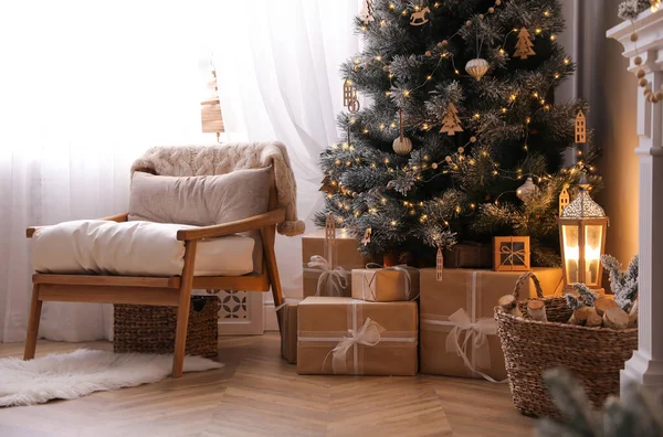 Όμορφο Σαλόνι Εσωτερικό Διακοσμημένο Χριστουγεννιάτικο Δέντρο Και Δώρα — Φωτογραφία Αρχείου