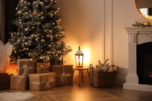 Krásný Obývací Pokoj Interiér Zdobené Vánoční Stromeček Dárky — Stock fotografie
