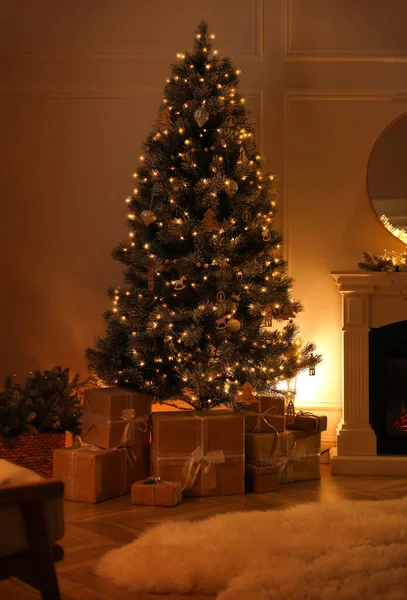 クリスマスツリーと暖炉付きの美しいリビングルームのインテリア — ストック写真