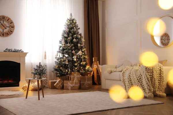 Bellissimo Soggiorno Interno Con Albero Natale Decorato Camino Moderno — Foto Stock