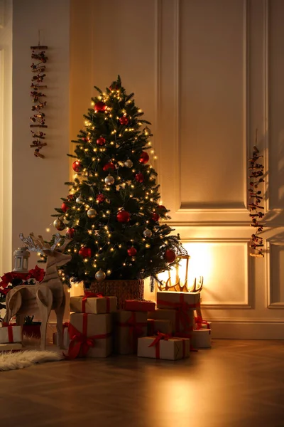 Bel Intérieur Salon Avec Arbre Noël Décoré Cadeaux — Photo