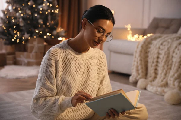 Молодая Женщина Читает Книгу Дома Праздник Рождества — стоковое фото