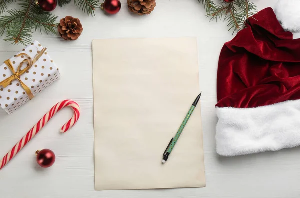 Επίπεδη Σύνθεση Lay Χαρτί Και Χριστουγεννιάτικη Διακόσμηση Λευκό Ξύλινο Τραπέζι — Φωτογραφία Αρχείου