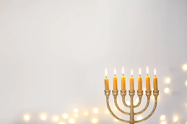 Gouden Menorah Met Brandende Kaarsen Tegen Lichtgrijze Achtergrond Wazig Feestelijk — Stockfoto