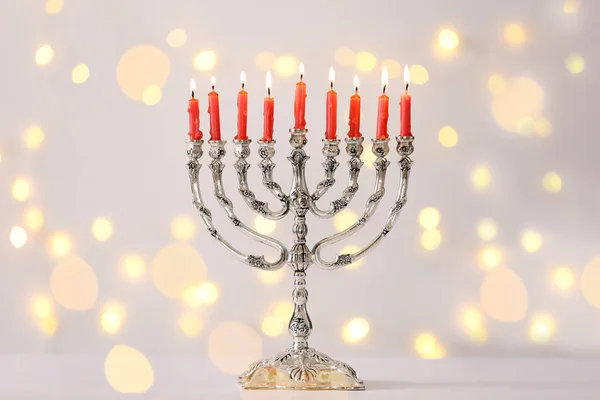 薄灰色の背景とぼやけたお祝いの光に対してろうそくを燃やして銀Menorah ハヌカのお祝い — ストック写真