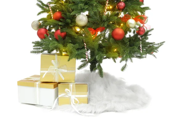 Bel Arbre Noël Décoré Avec Jupe Boîtes Cadeaux Sur Fond — Photo