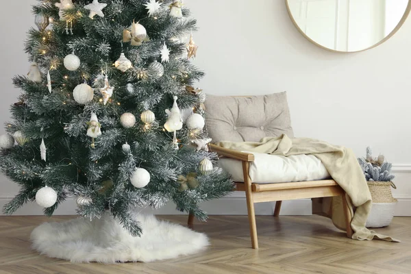 Bellissimo Albero Natale Decorato Con Gonna Camera — Foto Stock