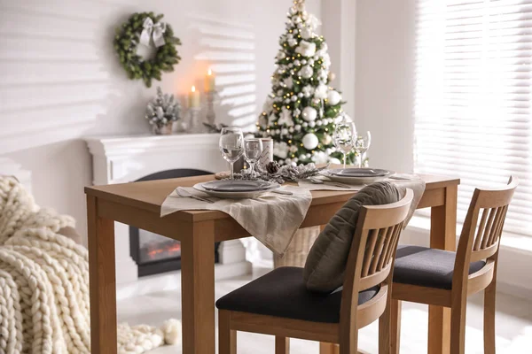 테이블 세팅과 아름다운 크리스마스 장식이 거실에 있습니다 — 스톡 사진