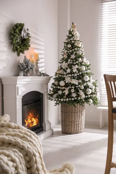 Mooie Kerstboom Brandende Open Haard Woonkamer Interieur — Stockfoto