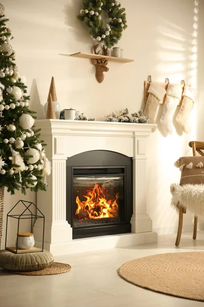 Moderna Chimenea Sala Estar Decorada Para Navidad — Foto de Stock