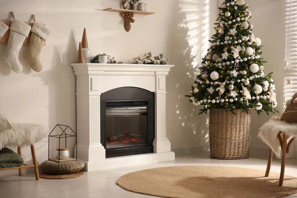 装飾されたクリスマスツリーとモダンな暖炉付きの美しいリビングルームのインテリア — ストック写真
