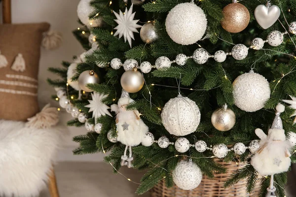 Schön Geschmückter Weihnachtsbaum Mit Kugeln Und Girlanden Drinnen Nahaufnahme — Stockfoto