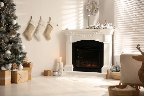 漂亮的客厅内部装饰着圣诞树和现代壁炉 — 图库照片