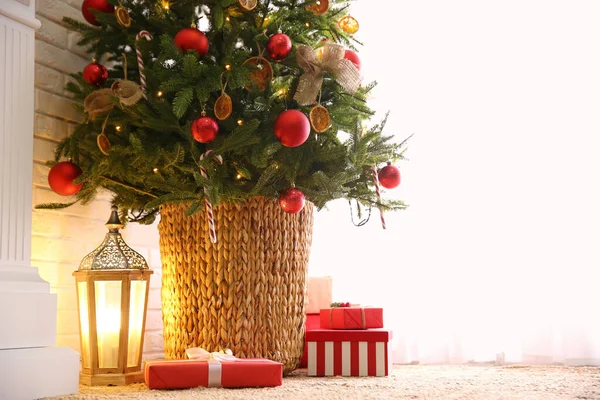 Hermoso Árbol Navidad Decorado Interior Habitación Festiva — Foto de Stock