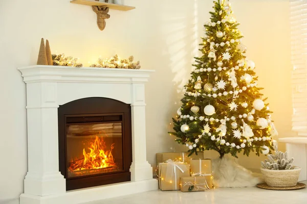 室内壁炉附近装饰圣诞树 装饰有绒毛裙和礼品盒 — 图库照片