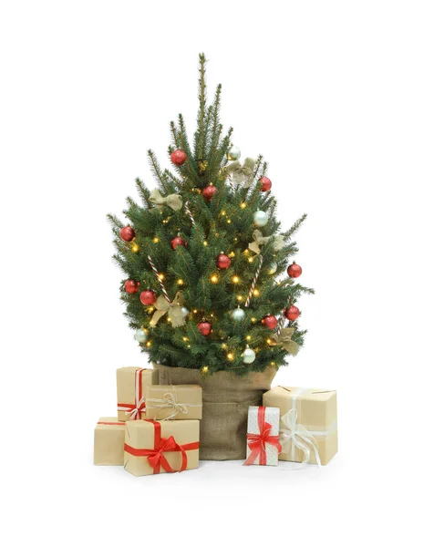 Schön Geschmückter Weihnachtsbaum Und Geschenkboxen Auf Weißem Hintergrund — Stockfoto