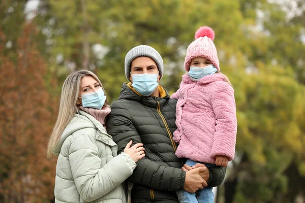 Familia Máscaras Médicas Aire Libre Día Otoño Medidas Protección Durante — Foto de Stock