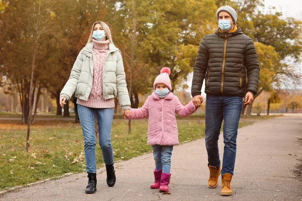 Familia Máscaras Médicas Caminando Aire Libre Día Otoño Medidas Protección — Foto de Stock