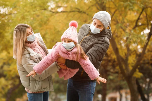 Familia Máscaras Médicas Jugando Aire Libre Día Otoño Medidas Protección — Foto de Stock